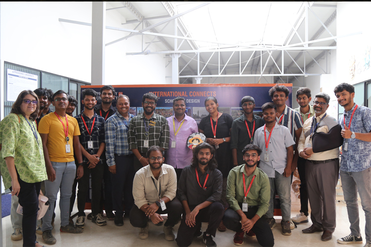 Conducts a workshop on modeling and texturing