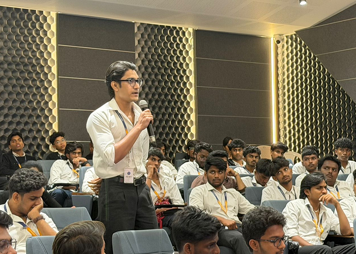 SOC Hosts Guest Lecture on Crisis Handling in the Aviation Industry