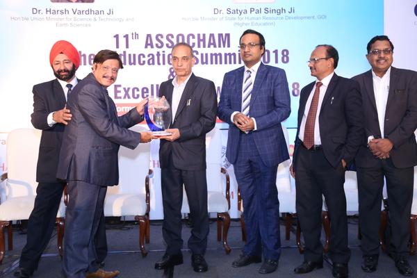 Dr. Nagendra Parashar, Receiving an Award at The Assocham National Education Excellence Awards 2018